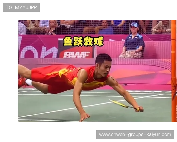 羽毛球少年鱼跃救球，擦地三米仍救回